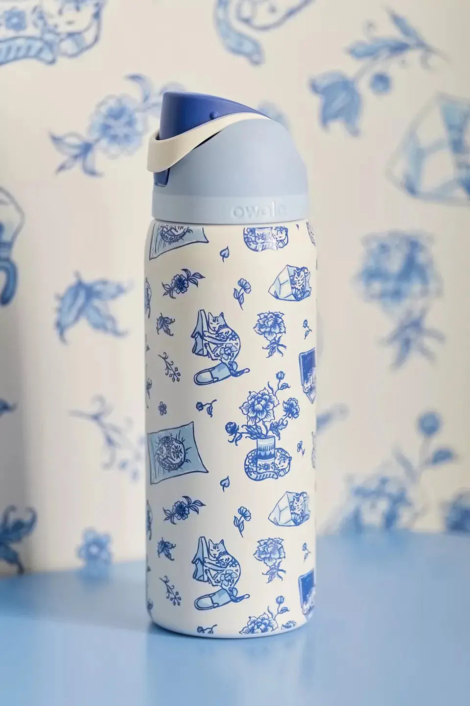 Owala UO Exclusive Delft Cat Print FreeSip 32 oz Water Bottle owaloo